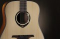 KORG-RIMPITCH-C-1-tuner-gitarowy-chromatyczny-montowany-w-otworze-rezonansowym